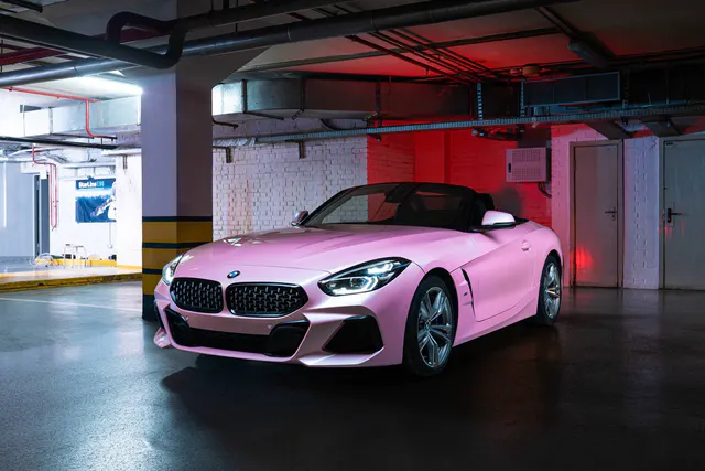 BMW Z4 в плёнке Pink Sakura, вид спереди
