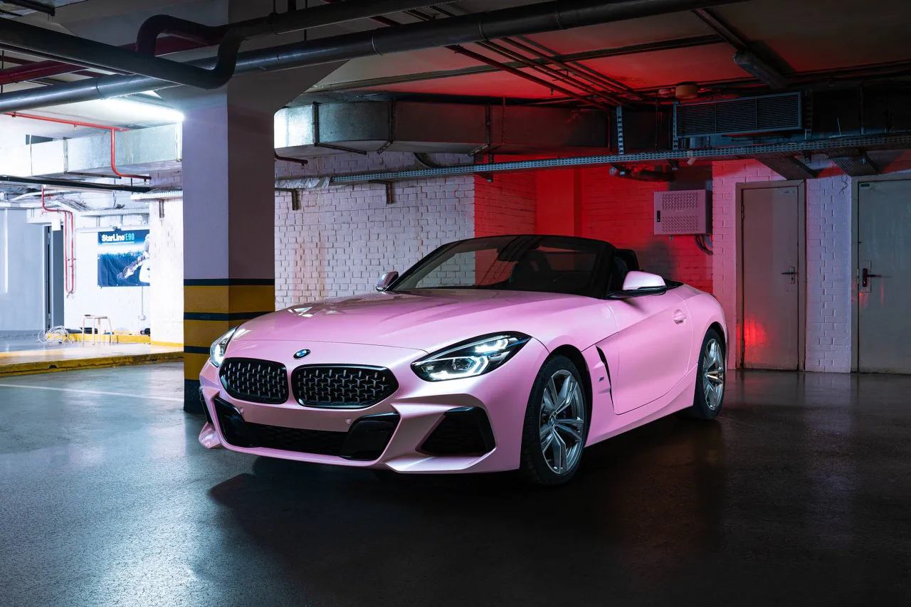 BMW Z4 в плёнке Pink Sakura, вид спереди