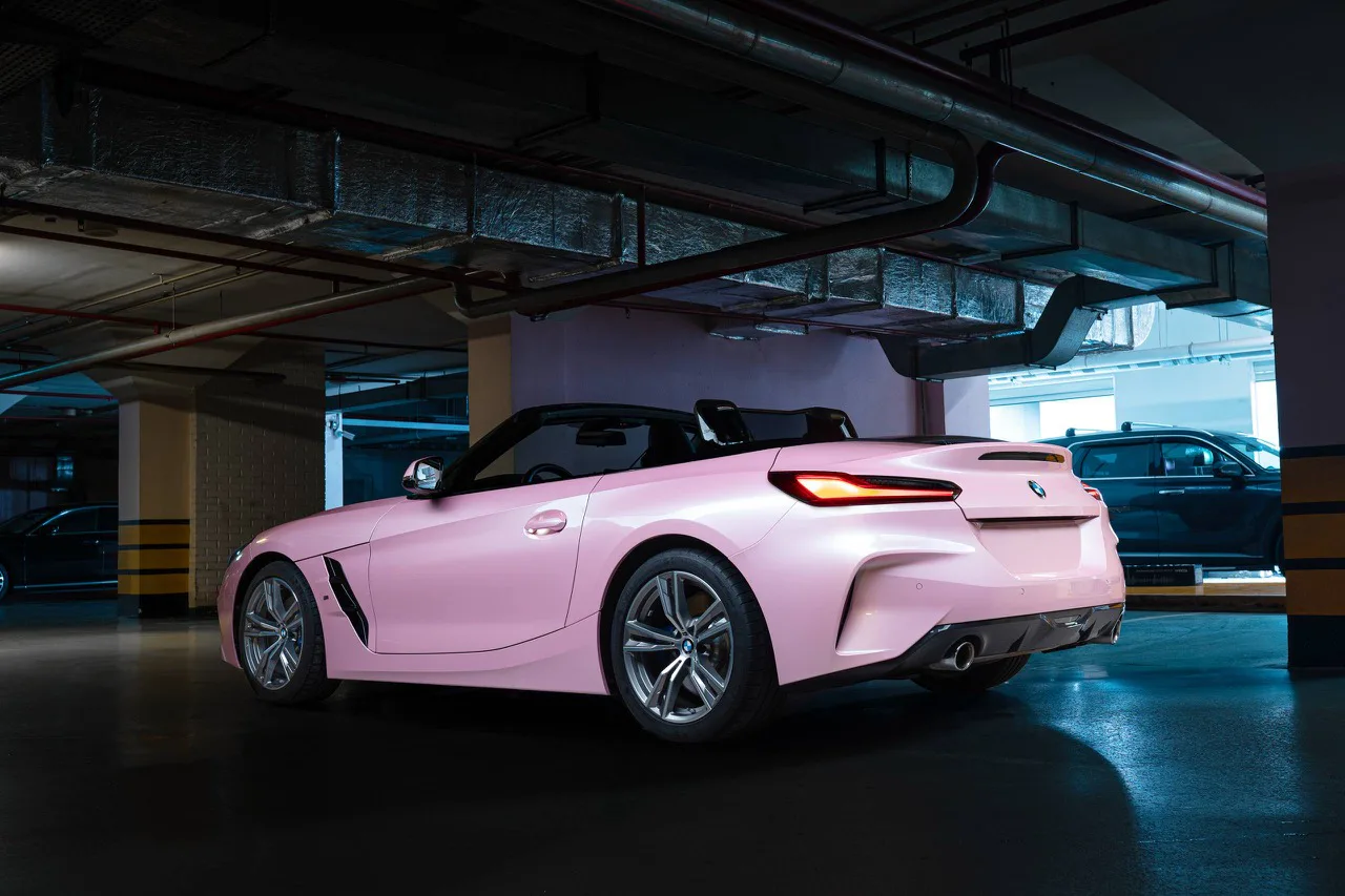 BMW Z4 в плёнке Pink Sakura, вид сзади