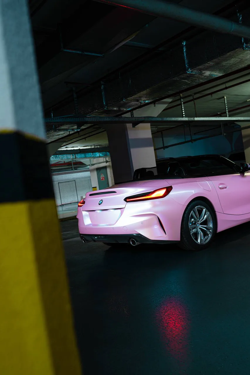 BMW Z4 в студии, вид сзади через колонну